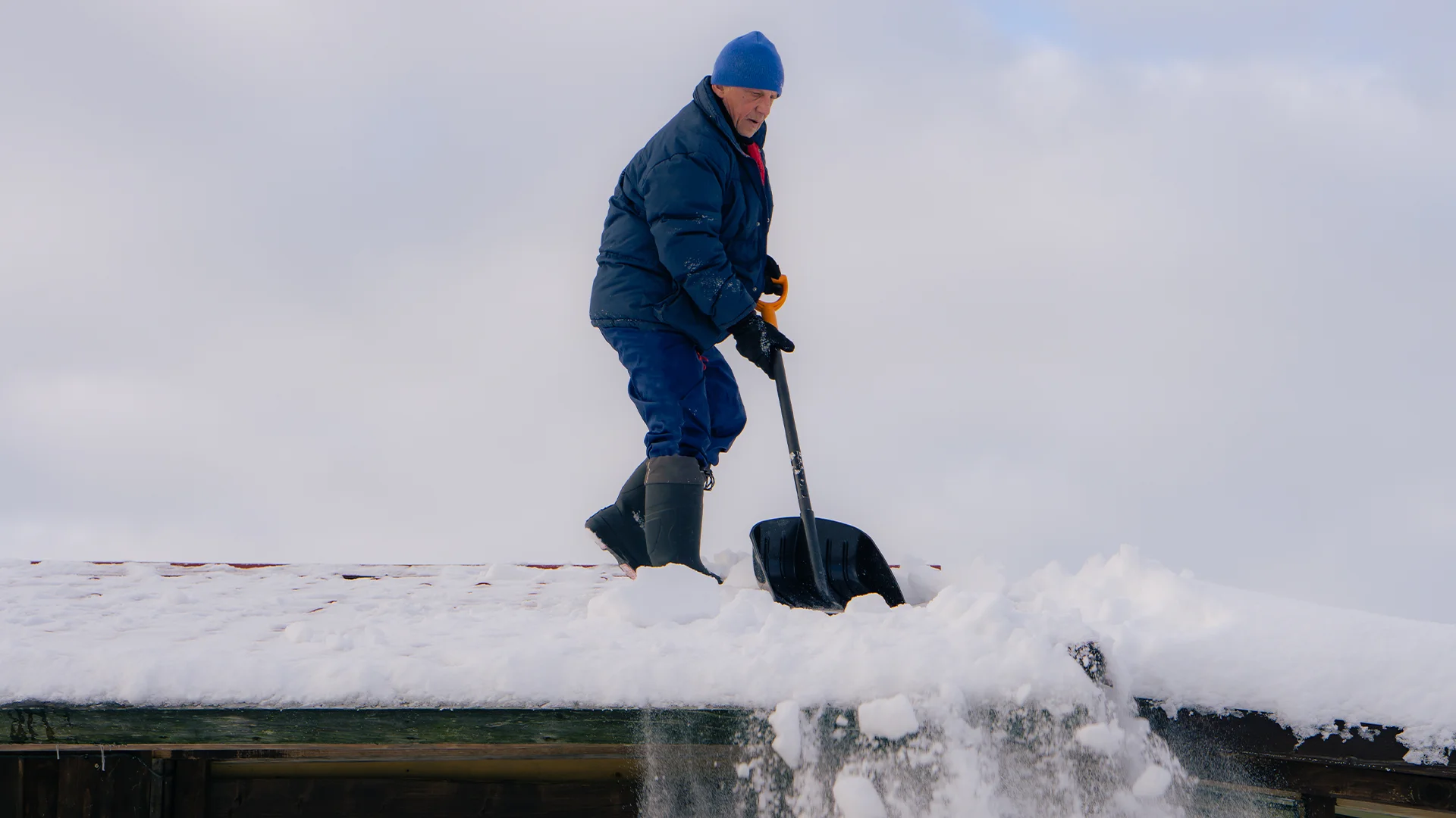 odśnieżanie dachu zimą