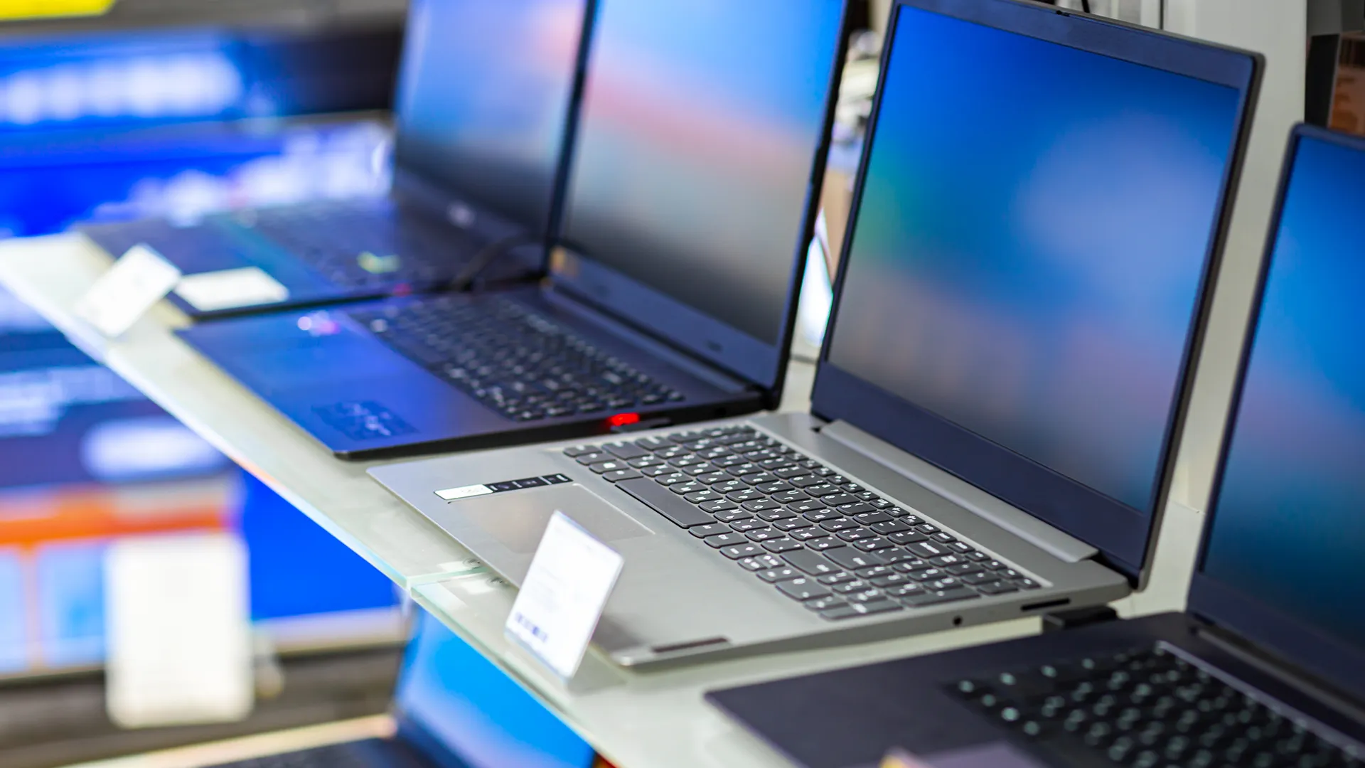 laptop poleasingowy do 2500 na wystawie w sklepie